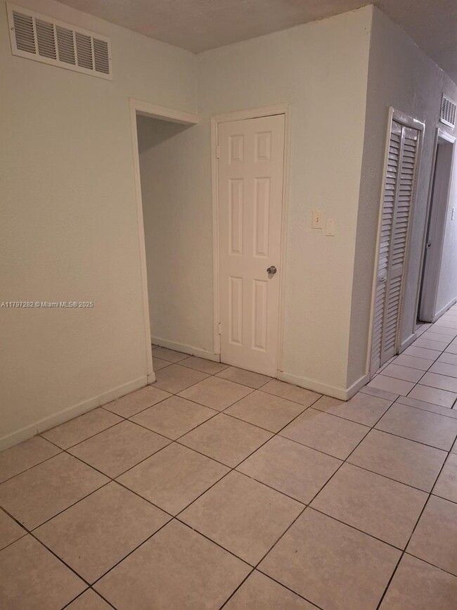 Foto del edificio - 7753 Hawthorne Ave