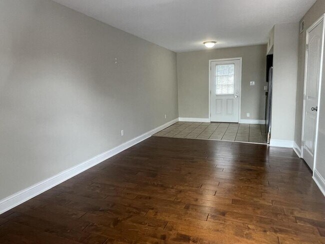 Building Photo - 916 Villa Dr