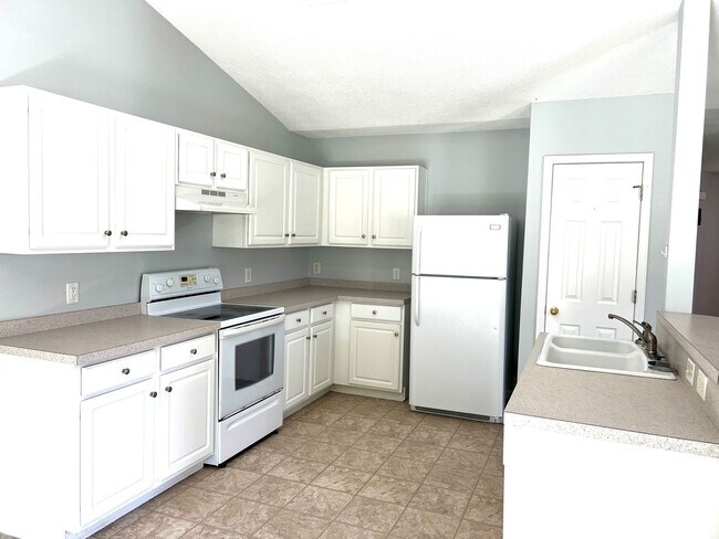 Building Photo - Pet Friendly, 3 Bedroom, 2 Bath Home for L...