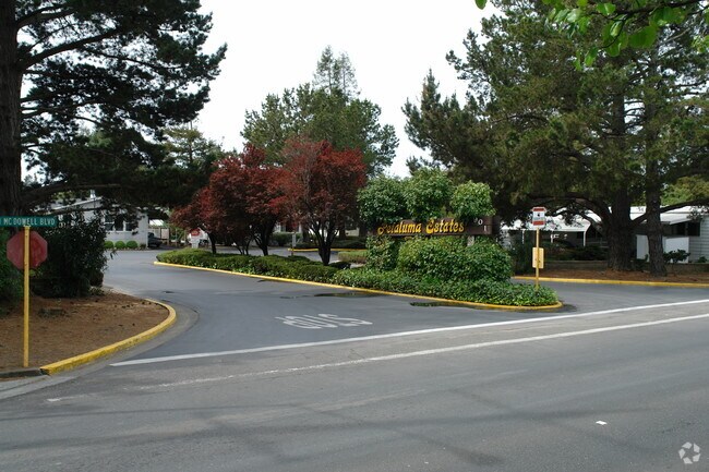 Foto del edificio - 901 N Mendocino Dr