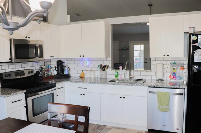 Foto del edificio - 5560 River Oaks Dr