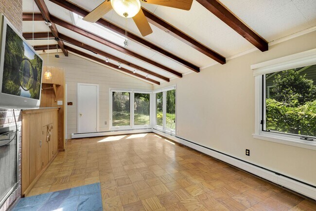 Building Photo - 4 Bed 2 Bath - Garrett Park Single Family ...