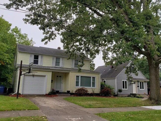 Foto del edificio - 740 Grand Ave NE