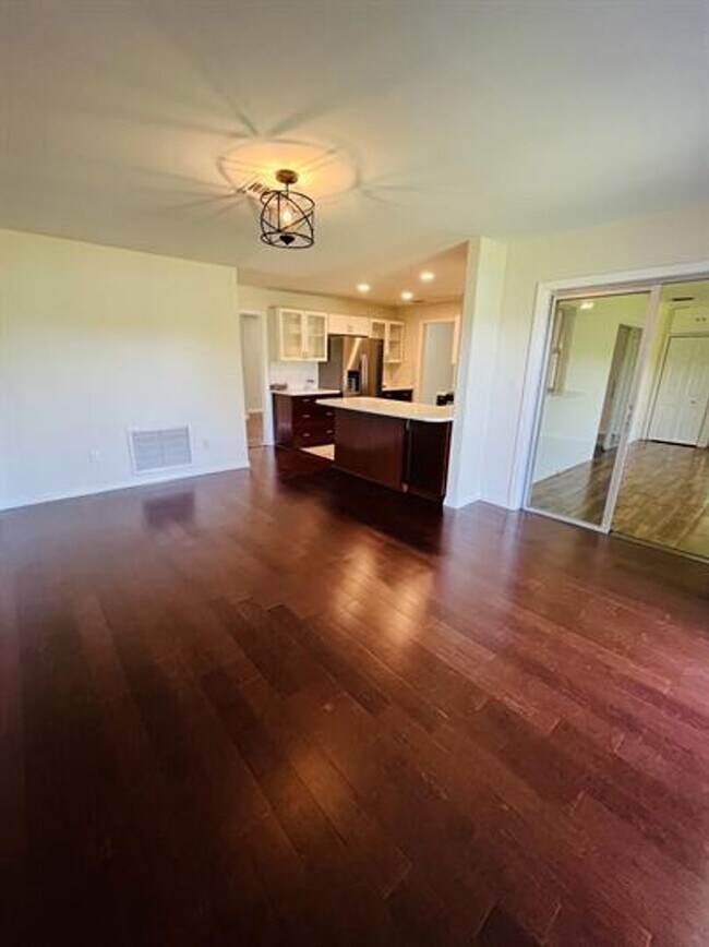 Foto del edificio - Eustis Lake Front Home with 2 Primary Bedr...