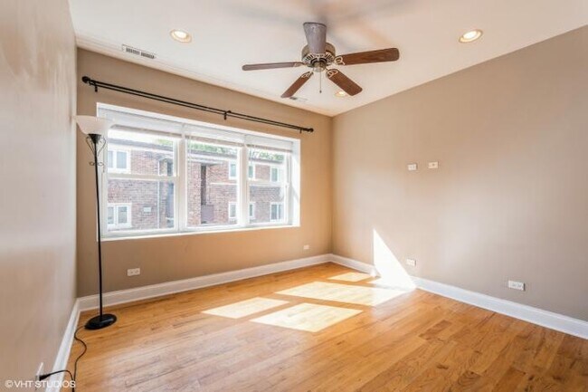 Building Photo - 3 bedroom in CHICAGO IL 60660