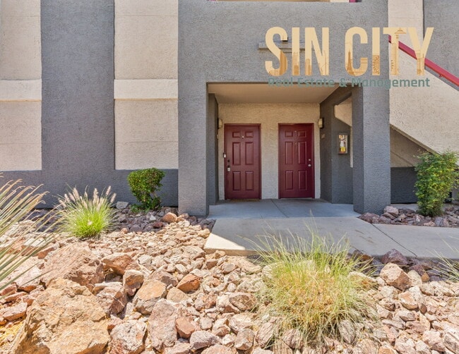 Building Photo - "Spacious 2-Bed, 2-Bath Condo Retreat on W...