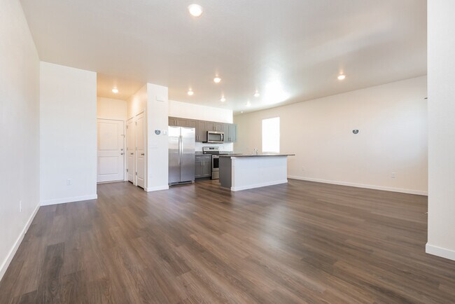 Building Photo - Modern 4 Bedroom, 2.5 Bath Home in Thornton