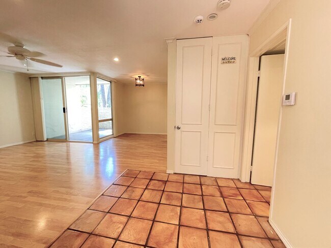 Foto del edificio - Spacious Condo at Collwood Villas!