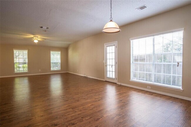 Foto del edificio - 3207 Rimrock Dr