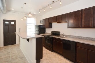 Building Photo - 3385 Parkview Ave