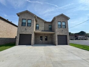 Building Photo - 215 N Elm St