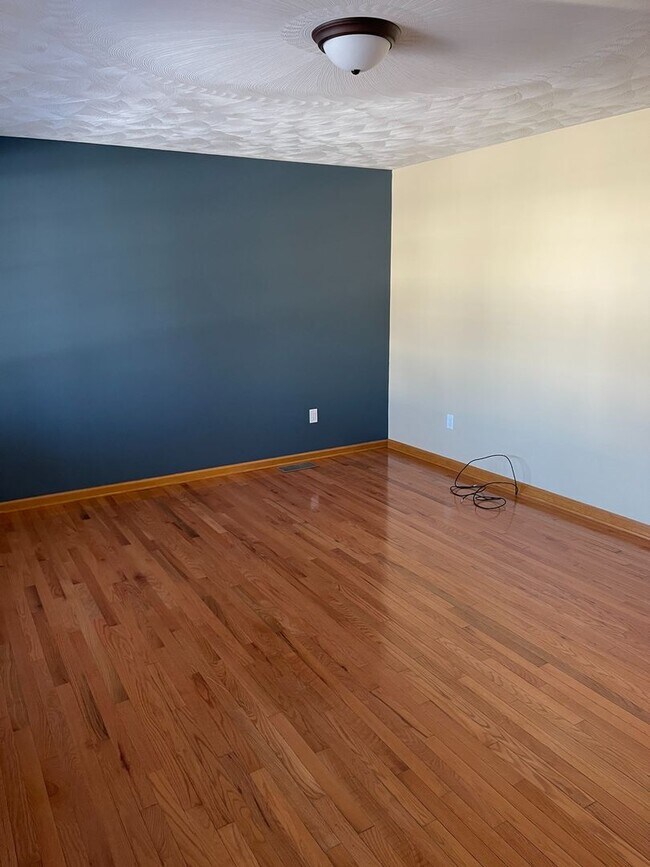 Foto del edificio - Spacious 3 Bedroom Ranch with finished basement available July!