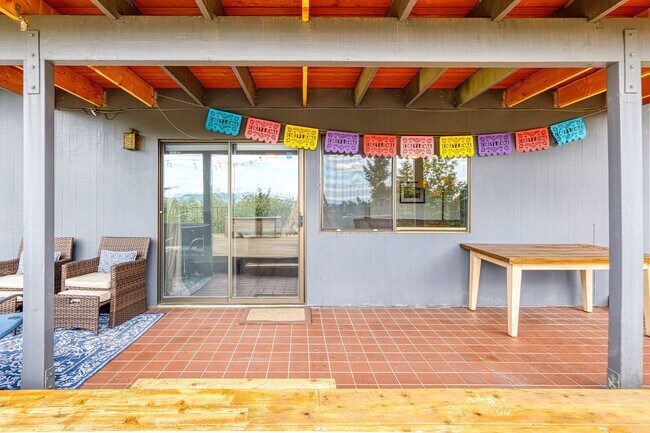 Foto del edificio - Stunning 1 Bed + Bonus Room/1 Bath Lower-L...