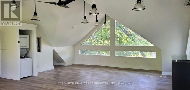 Building Photo - 170 Meadowland Crescent