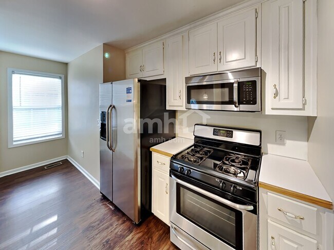 Building Photo - 2058 Queensbury Dr