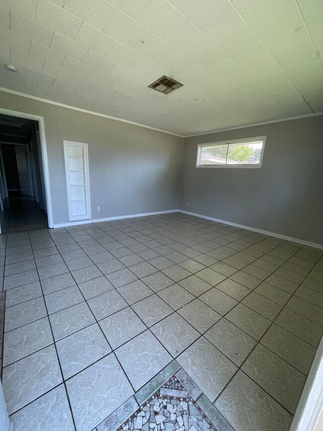 Building Photo - House for rent!