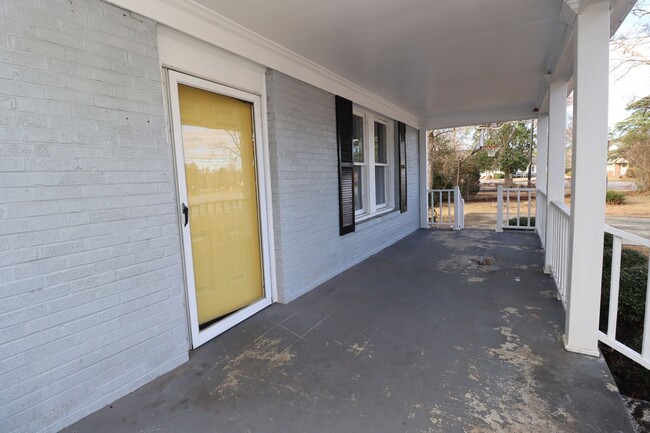 Building Photo - 4910 Colonial Dr