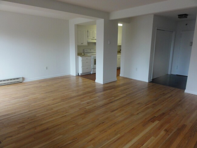 Living area - 500 Newfield Ave