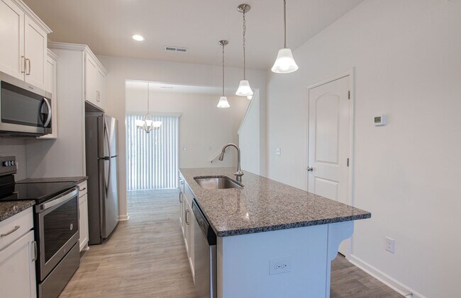 Foto del edificio - BEAUTIFUL 2 Bedroom End Unit Townhome in C...