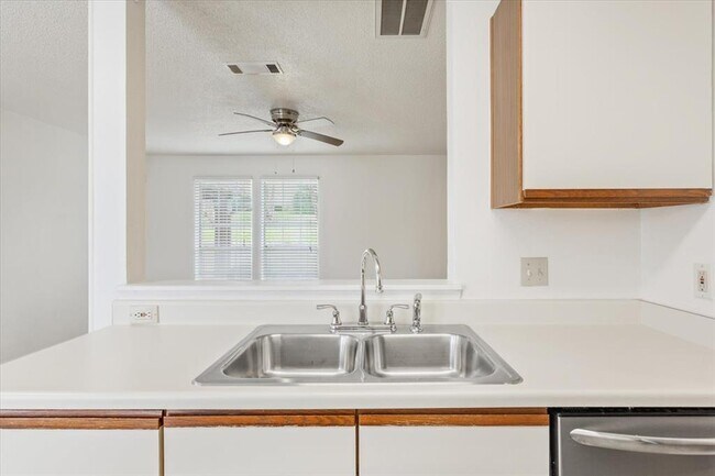 Building Photo - 1015 E Yager Ln