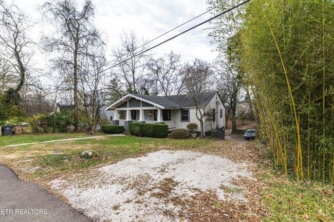 Building Photo - 5501 Lake Shore Dr