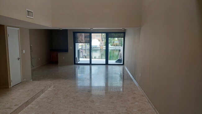 Building Photo - 255 Poinciana Island Dr