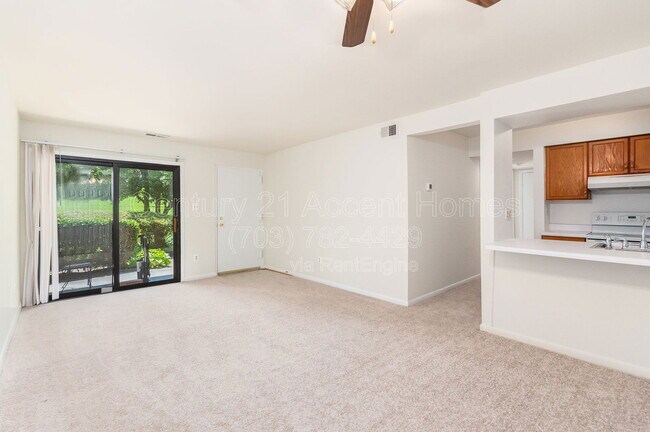 Foto del edificio - 5805 Royal Ridge Dr