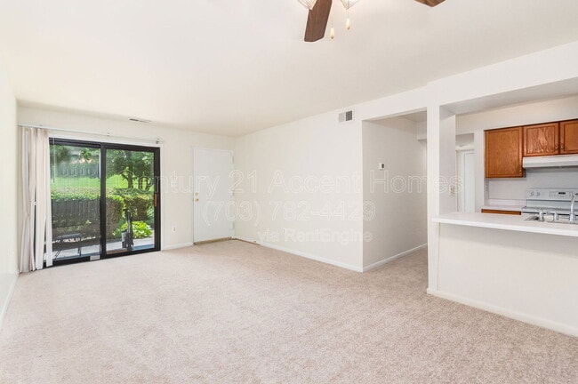 Building Photo - 5805 Royal Ridge Dr