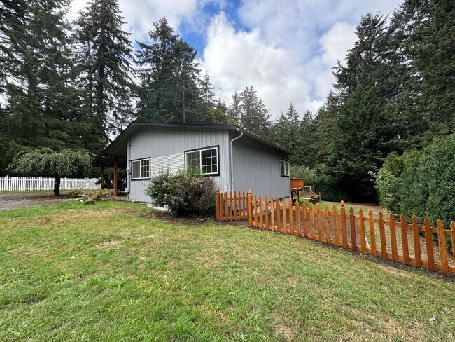 Building Photo - Spacious Updated home w/ daylight basement...