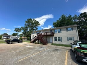 Building Photo - 822 SW Jennings Ave