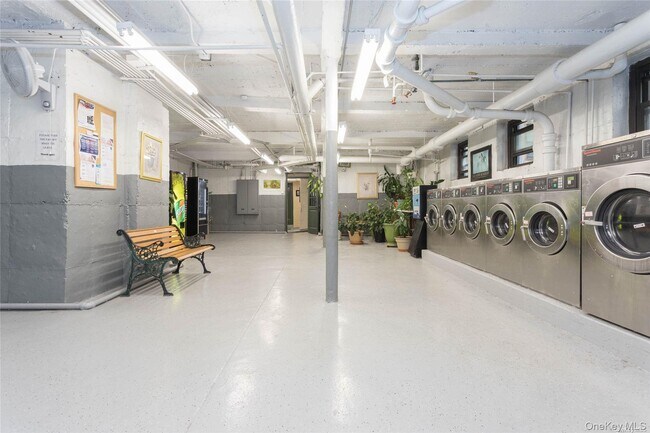 Foto del edificio - 167-10 Crocheron Ave