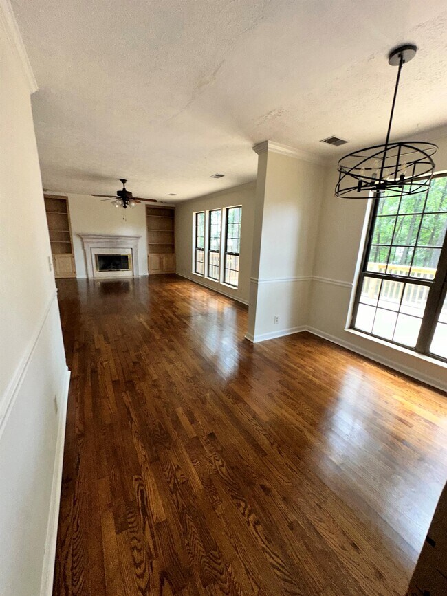 Building Photo - 1117 Elkader Ct S