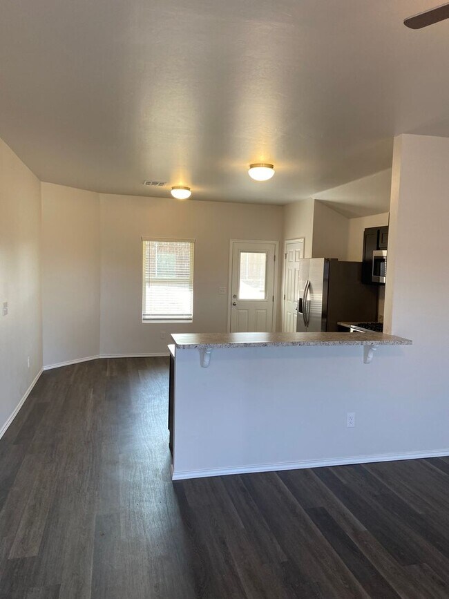 Building Photo - Three Bedroom | Two Bathroom Home in Shadow Valley