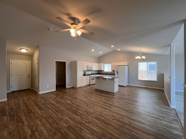 Building Photo - Newer 3-bedroom home in Sundance subdivisi...
