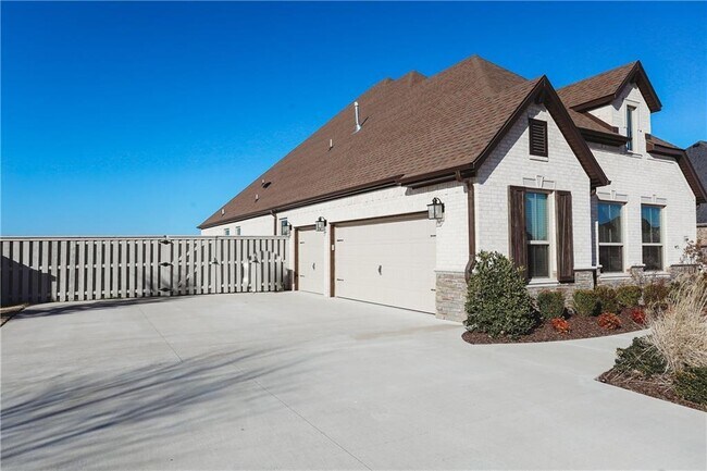 Building Photo - 2803 W Amour Dr