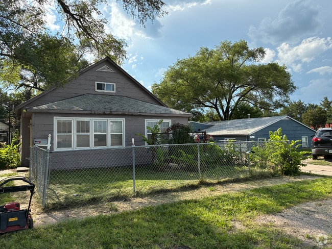 Building Photo - 618 N Oak St