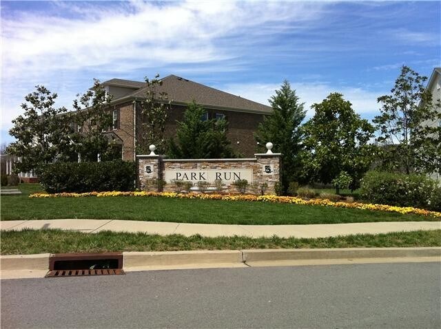 Building Photo - 1033 Park Run Dr