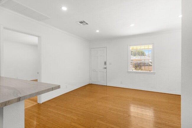 Foto del edificio - Updated 2BR Duplex in Angeles Mesa – Solar...