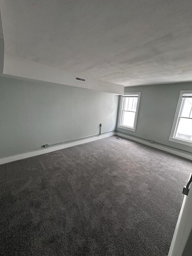 Building Photo - 358 S 6th St