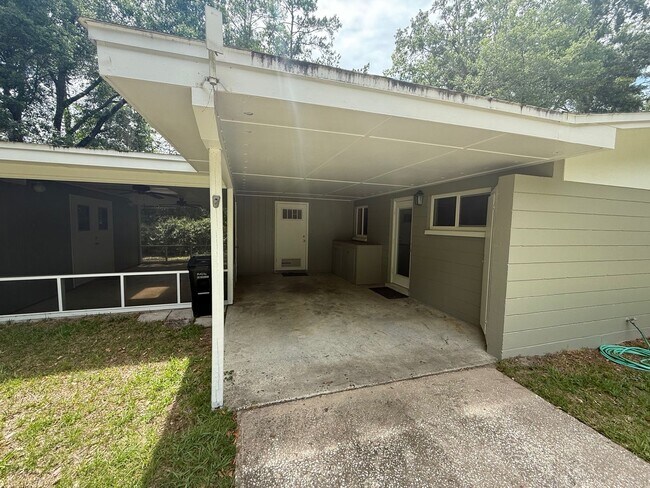 Building Photo - 3/2 in Fernwood Manor