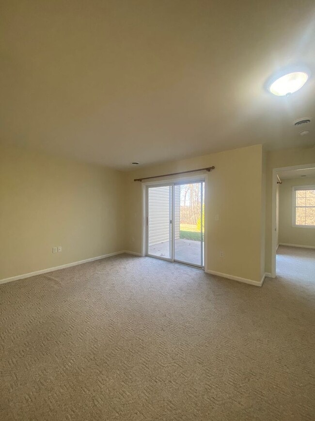 Building Photo - Beautiful 3 Bedroom, 2 1/2 Bath Townhome