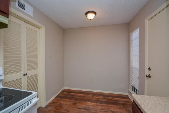 Building Photo - 6410 Del Monte Dr
