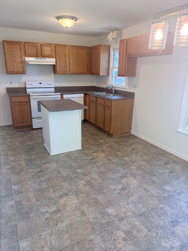 Building Photo - Great Location 3 Bedroom Home Ready to Move In