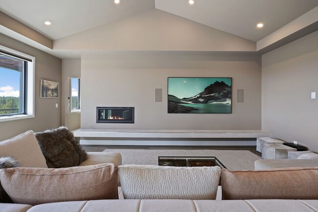 Building Photo - High End Furnished Tetherow Home