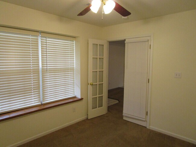 Foto del edificio - 1619-1621-1621 Juniper Dr