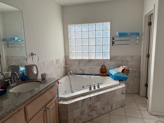 Building Photo - 5511 San Francisco Blvd