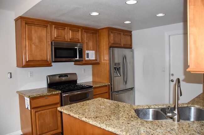 Building Photo - 3 Bedroom 2.5 Bath Hampton Court Condo Nea...