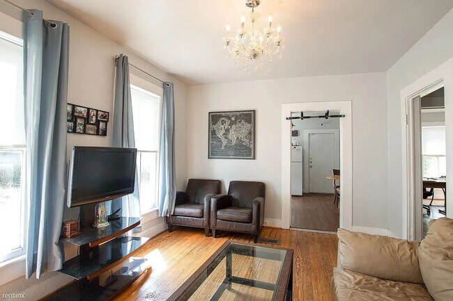 Building Photo - "Charming 2-Bed Oasis in San Marcos - Cozy 825 Sq Ft Home on Lindsey St!"