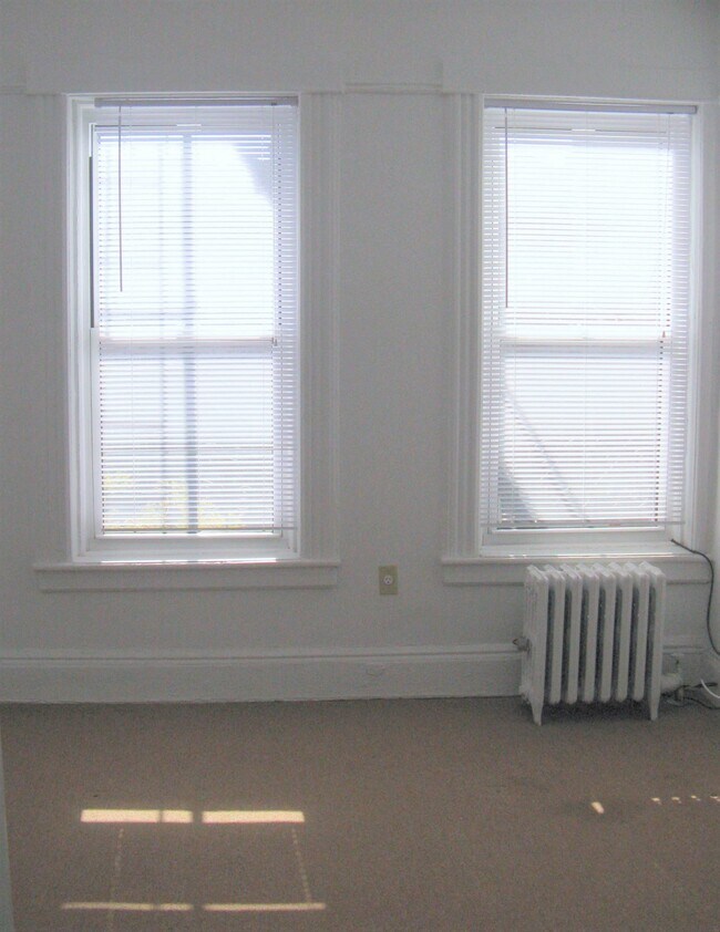 Building Photo - 561 Saint Johns Pl