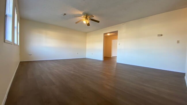 Building Photo - 3 Bedroom, 2 Bathroom Home with a Fenced I...